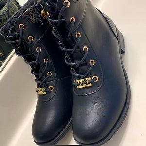 🛍Michael Kors girl’s boots👢